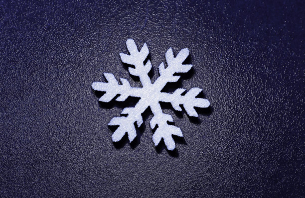 世界雪日。雪花欣赏日。冬季照片插图。一个装饰性的雪花孤立在结霜的背景上。每片雪花都是独一无二的。图片下载