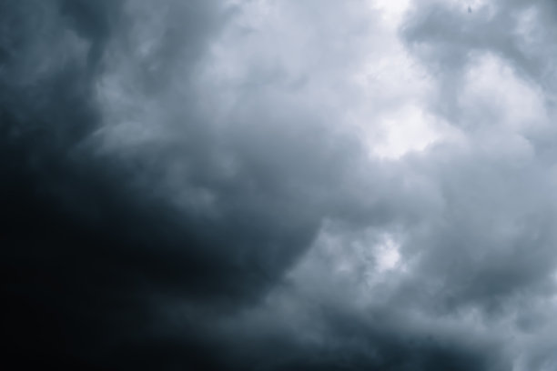 阴暗的天空与灰色云朵。雷雨前的暴风雨。戏剧性的黑云。自然抽象。暴风背景。多风的天气。高质量照片。图片下载