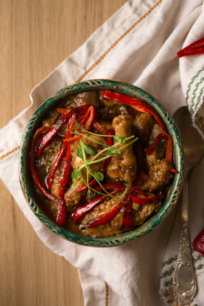 鸡肉、蔬菜、辣椒和微型绿叶的炖菜，乡村风格的照片图片下载