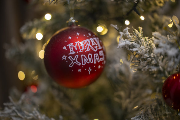 装饰圣诞树上的红色圣诞球特写照片。图片下载