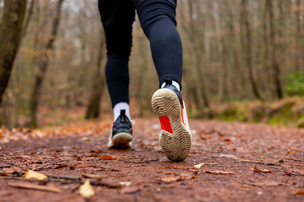 越野跑运动员的腿部和鞋子库存照片图片下载