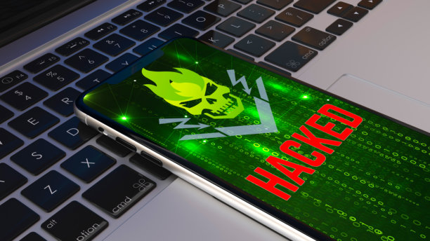 笔记本电脑键盘上的智能手机，霓虹绿色骷髅图标，二进制代码，红色“HACKED”字样，网络安全威胁，戏剧性灯光，照片级细节，3D渲染。图片下载
