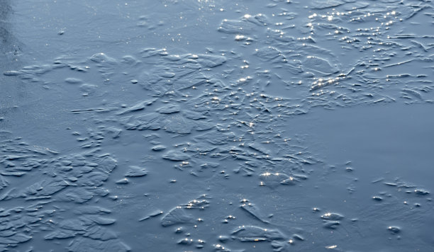 冰冻湖面上闪亮的薄冰层，自然冬季背景照片图片下载