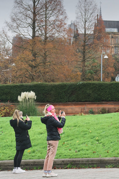 2024年11月17日，英国格拉斯哥，游客使用手机拍摄旅游目的地的照片图片下载