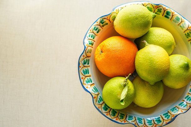 来自意大利西西里岛的手绘水果盛盘，顶部视角，装有橙子和柠檬。图片下载
