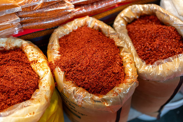 市场中的红色辣椒粉特写照片。图片下载