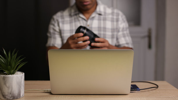 摄影师正在准备相机和笔记本电脑以编辑照片图片下载