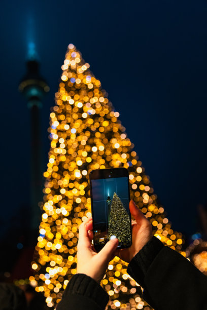 一部智能手机的特写，显示圣诞树和电视塔图片下载