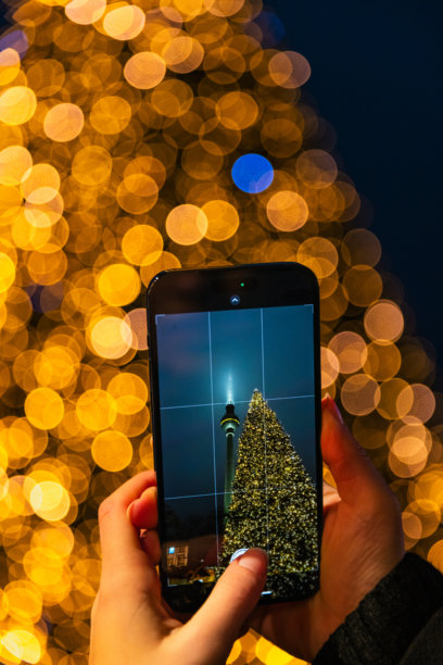 一部智能手机的特写，显示圣诞树和电视塔图片下载
