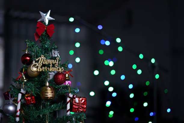 圣诞树和灯泡装饰的图片图片下载