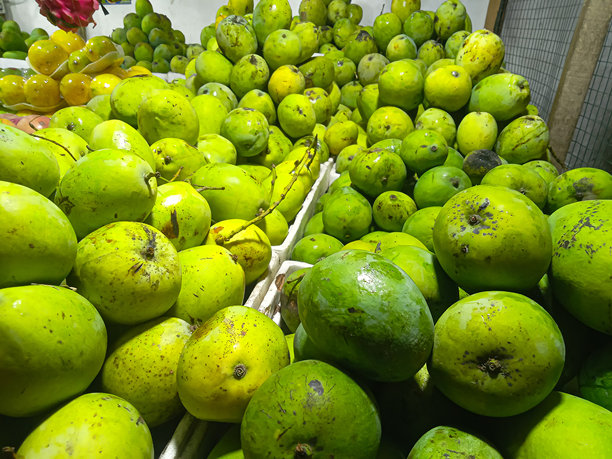 市场水果摊上堆满了芒果的照片图片下载