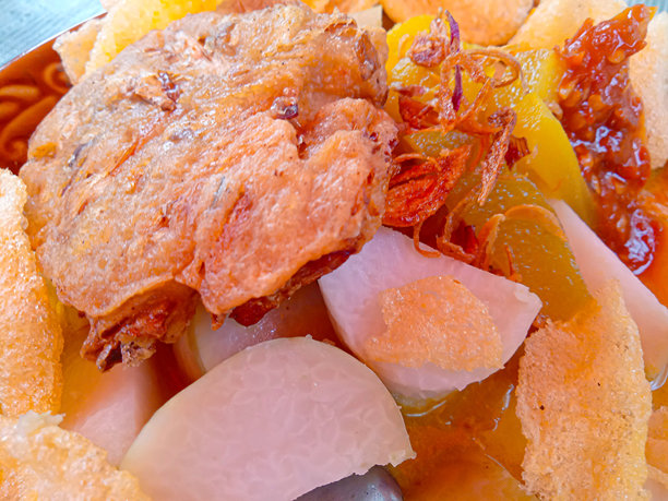 盘子上的椰浆米饭和蔬菜特写照片图片下载