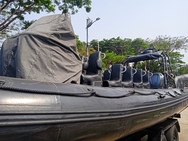 公路上橡皮艇汽车的特写照片图片下载