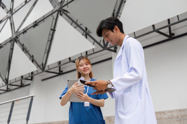 医疗专业人员在诊所内合作的照片，展示了团队合作的概念。图片下载