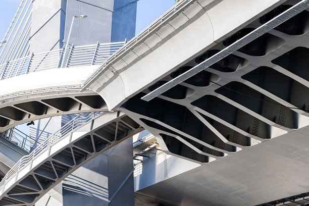 从底部视角拍摄的抽象工业照片，展示了一座公路桥。图片下载