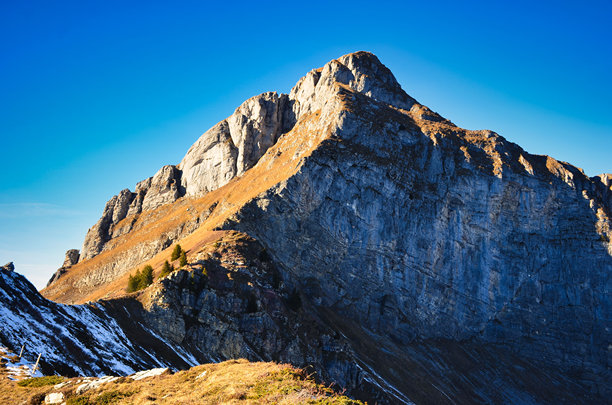 在格拉鲁斯州的弗罗纳尔普斯托克山徒步旅行。美丽的秋季氛围，瑞士阿尔卑斯山的初雪。穆尔岑施托克山脉的壮丽全景。高质量照片图片下载
