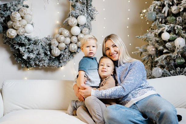 母亲与孩子们一起摆姿势拍摄圣诞照片图片下载