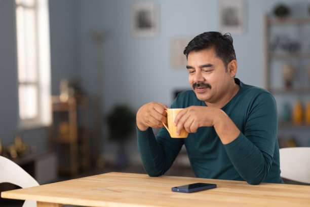 印度男子在家喝咖啡的库存照片图片下载