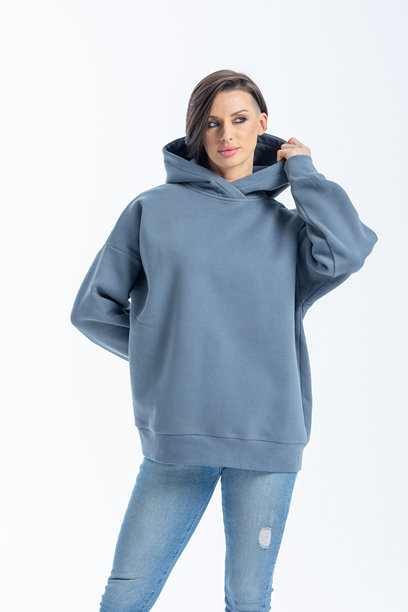 模特外貌的美丽女性肖像。女孩穿着灰色卫衣，背景为灰色。时尚妆容的漂亮女性在摄影棚中摆姿势。竖版照片。图片下载