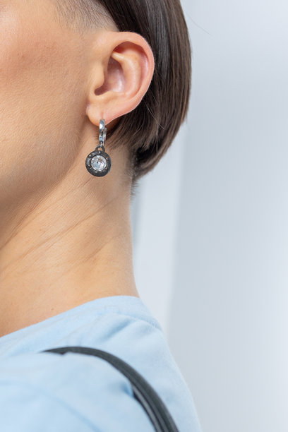 女孩耳朵上的耳环特写。美丽的珠宝女性饰品。工作室摄影。竖版照片。图片下载