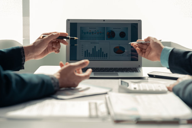 一组商务人士在会议中讨论显示成功团队合作的图表和图形。特写照片图片下载