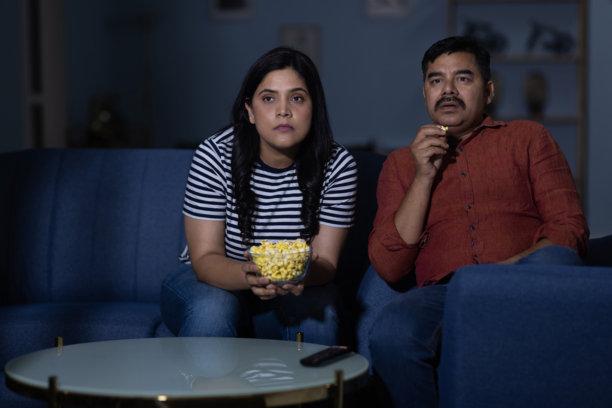 在家看电视的情侣库存照片图片下载