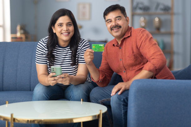 在家沙发上购物的情侣股票照片图片下载