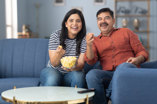 在家看电视的情侣库存照片图片下载