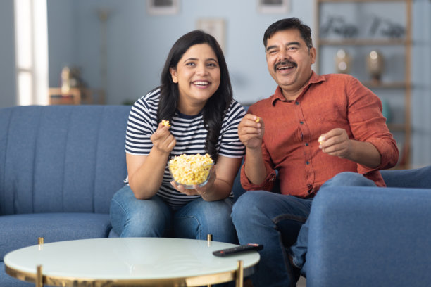 在家看电视的情侣股票照片图片下载