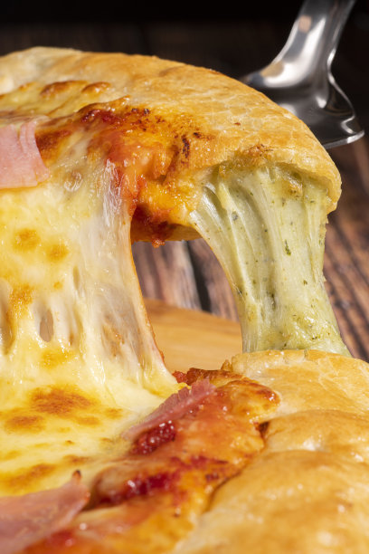 一片融化奶酪的披萨。高质量照片图片下载