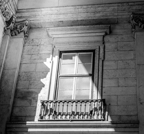 历史悠久的旧窗户。阿尔科达鲁阿奥古斯塔的细节。黑白照片图片下载