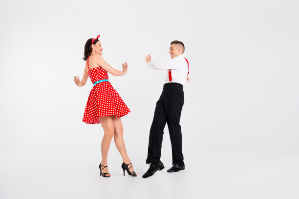 两位年轻人心情愉快地在白色背景上进行舞蹈表演的全身照片图片下载