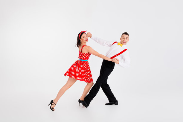 两位伴侣在白色背景下愉快地参加舞蹈比赛的全身照片图片下载