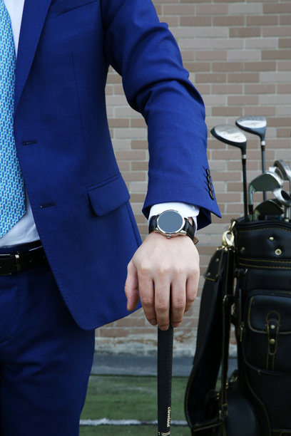 商人查看手表上的时间的库存照片图片下载