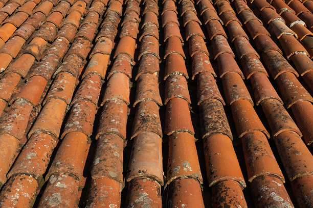 特写的乡村陶土屋顶瓦片，带有风化的纹理，适用于与建筑、遗产或地中海美学相关的主题。适合自然爱好者和旅行背景。高质量照片。图片下载