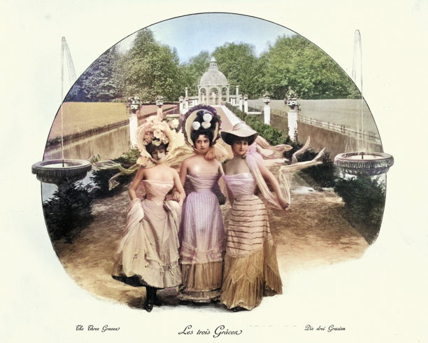 维多利亚时代的照片，三位美丽的维多利亚女性穿着低胸裙，19世纪。三位优雅的女神。图片下载