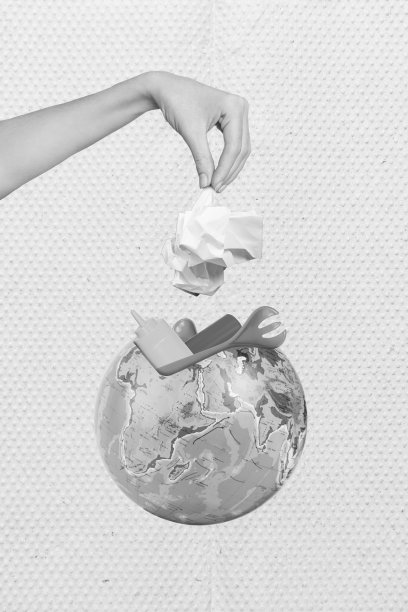 拼贴照片：扔纸垃圾的手，污染地球的塑料灾难，帮助世界的横幅，孤立在涂鸦背景上。图片下载