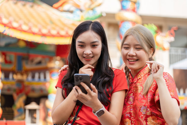 与游客一起庆祝春节的节日街道照片时刻，城市环境中的欢乐互动图片下载