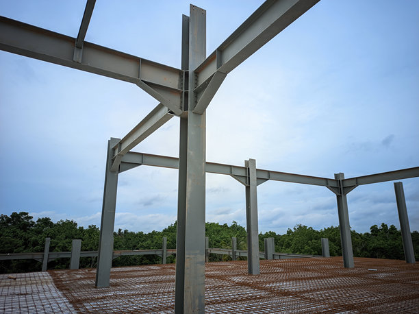 钢结构建筑柱子与钢丝网地板的照片图片下载