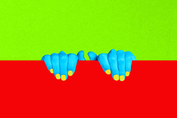 横向霓虹创意照片拼贴广告，美容院女孩在明亮的绿色背景上展示她的指甲图片下载