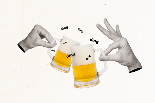 横向照片拼贴，两个人的手举着啤酒杯，庆祝周末，在朋友的陪伴下放松，背景为白色。图片下载