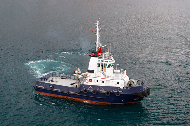 拖船户外，侧面视图。海上的拖船。海洋拖船在海中。拖船照片。图片下载