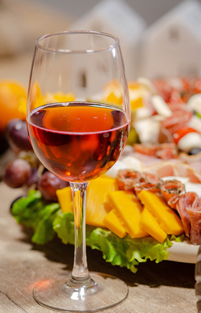 红酒杯旁边的宴会食品 - 木板上摆放的手指食品自助餐，特写镜头 - 股票照片图片下载