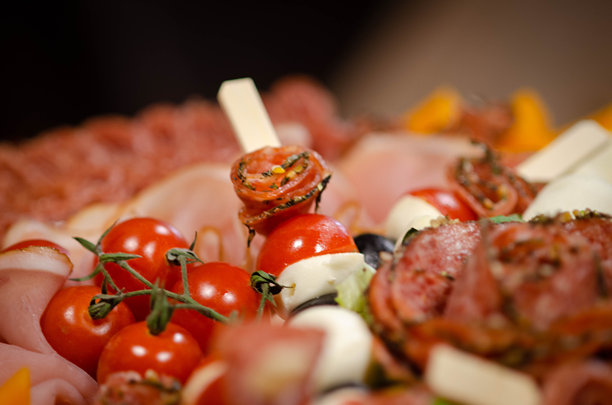 宴会食品 - 木板上盛放的手指食品自助餐，特写 - 股票照片图片下载