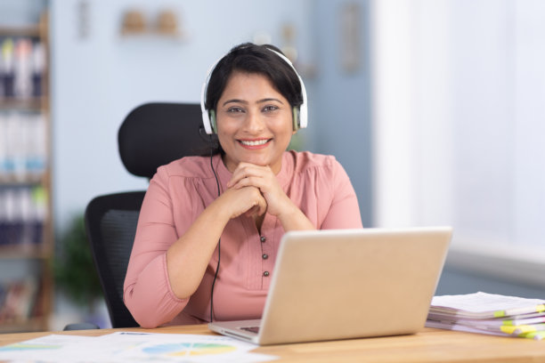 佩戴耳机的女性正在进行在线会议，视频会议的库存照片图片下载