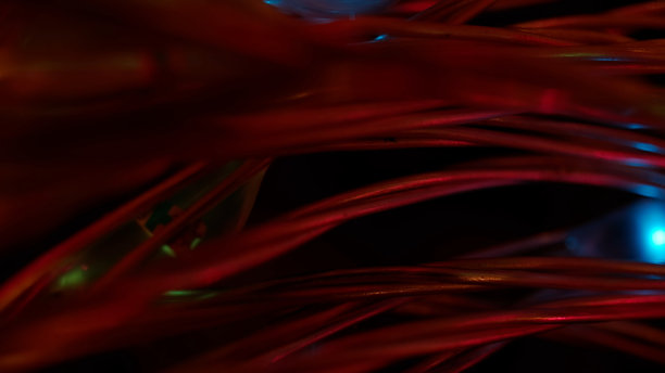 模糊的红蓝镜头光晕灯光运动，黑暗背景上的灯串线与散景效果。光线泄漏，抽象背景素材。图片下载