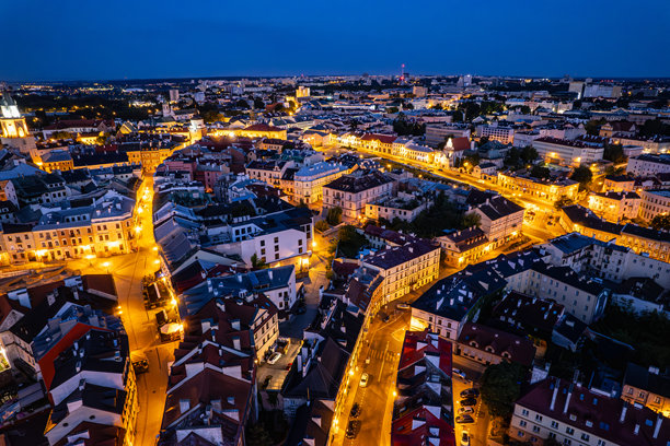 卢布林老城夜景，航拍照片。图片下载
