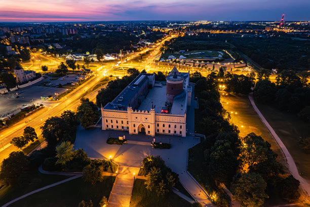 卢布林老城夜景，航拍照片。图片下载