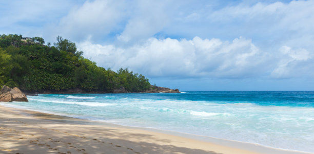 安斯因坦斯海滩全景照片。夏季风景图片下载