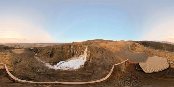 360度等距全景照片，冰冻的瀑布，马格努萨尔瀑布的岩石和冰层，冰岛2024年图片下载
